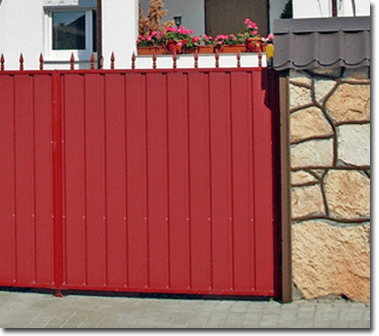 Portail rouge avec un mur en pierre